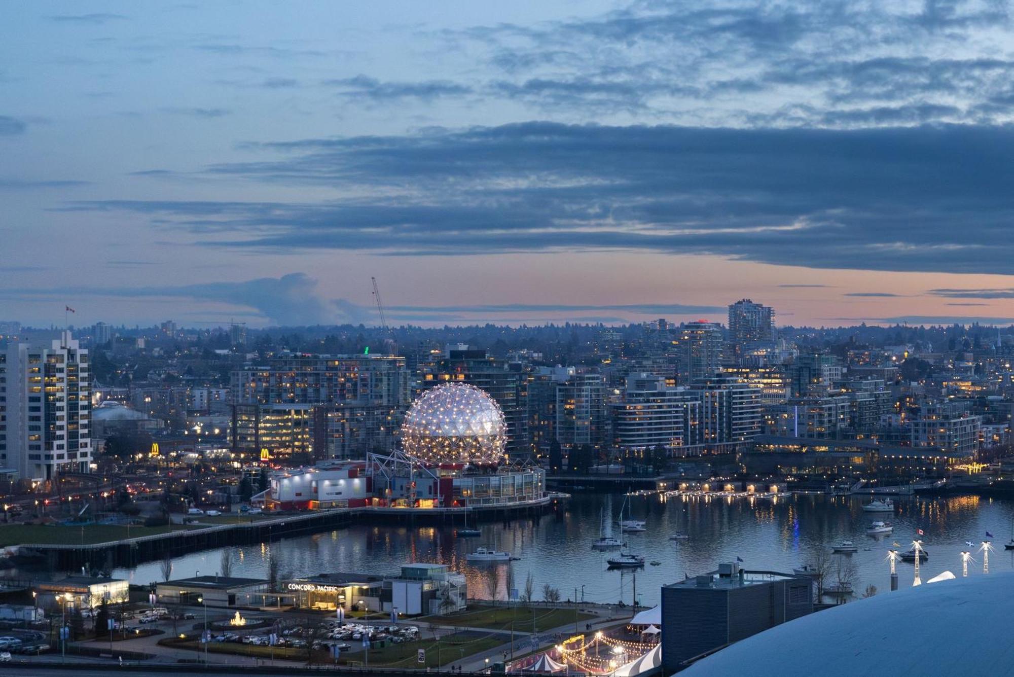Beautiful Bright Modern Condo With Water View And Ac In Dt Vancouver 2Br,3Bd,2Bt Sleeps 6 Guests Free Parking Netflix Included エクステリア 写真